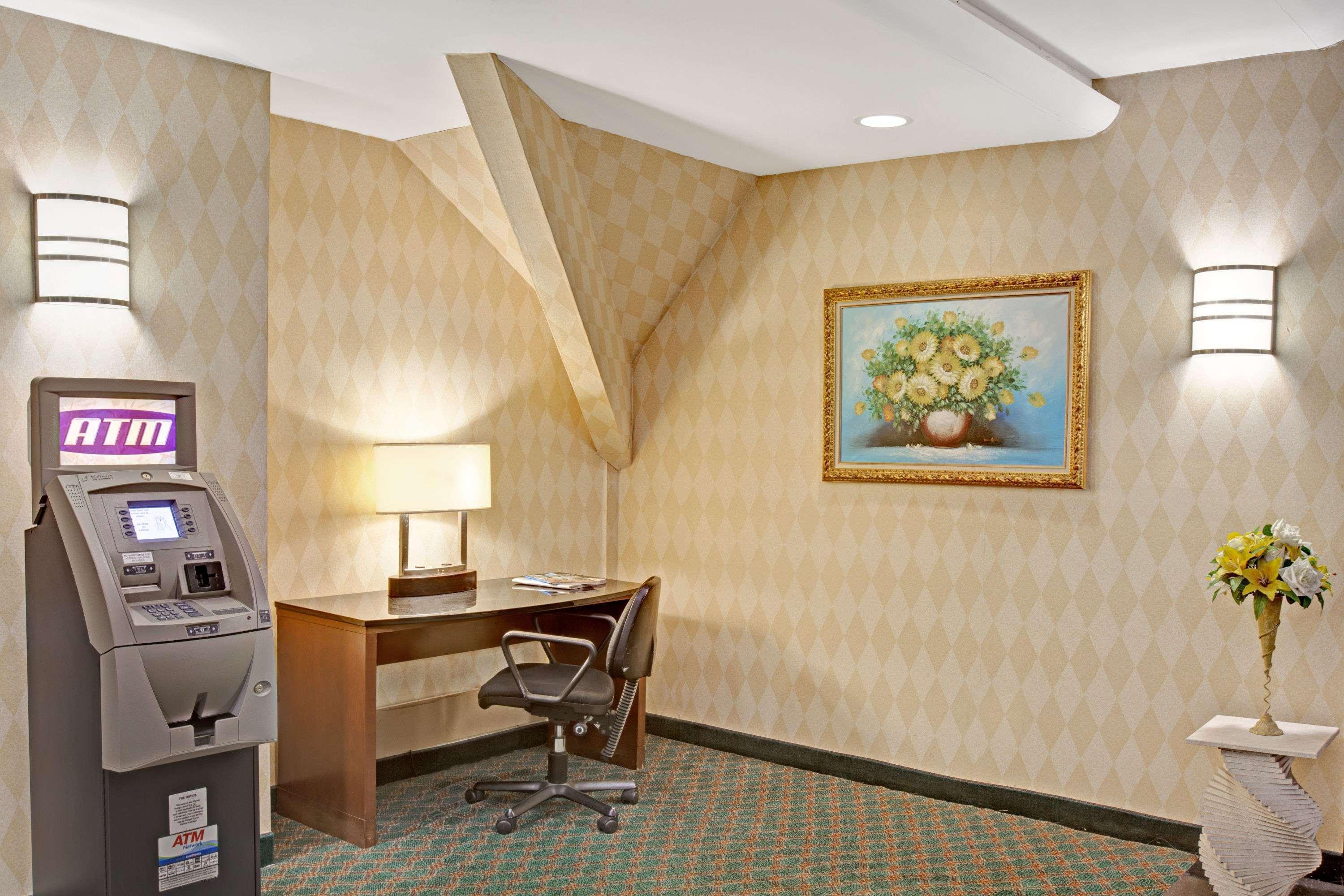 Hotel Ramada By Wyndham Parsippany Esterno foto