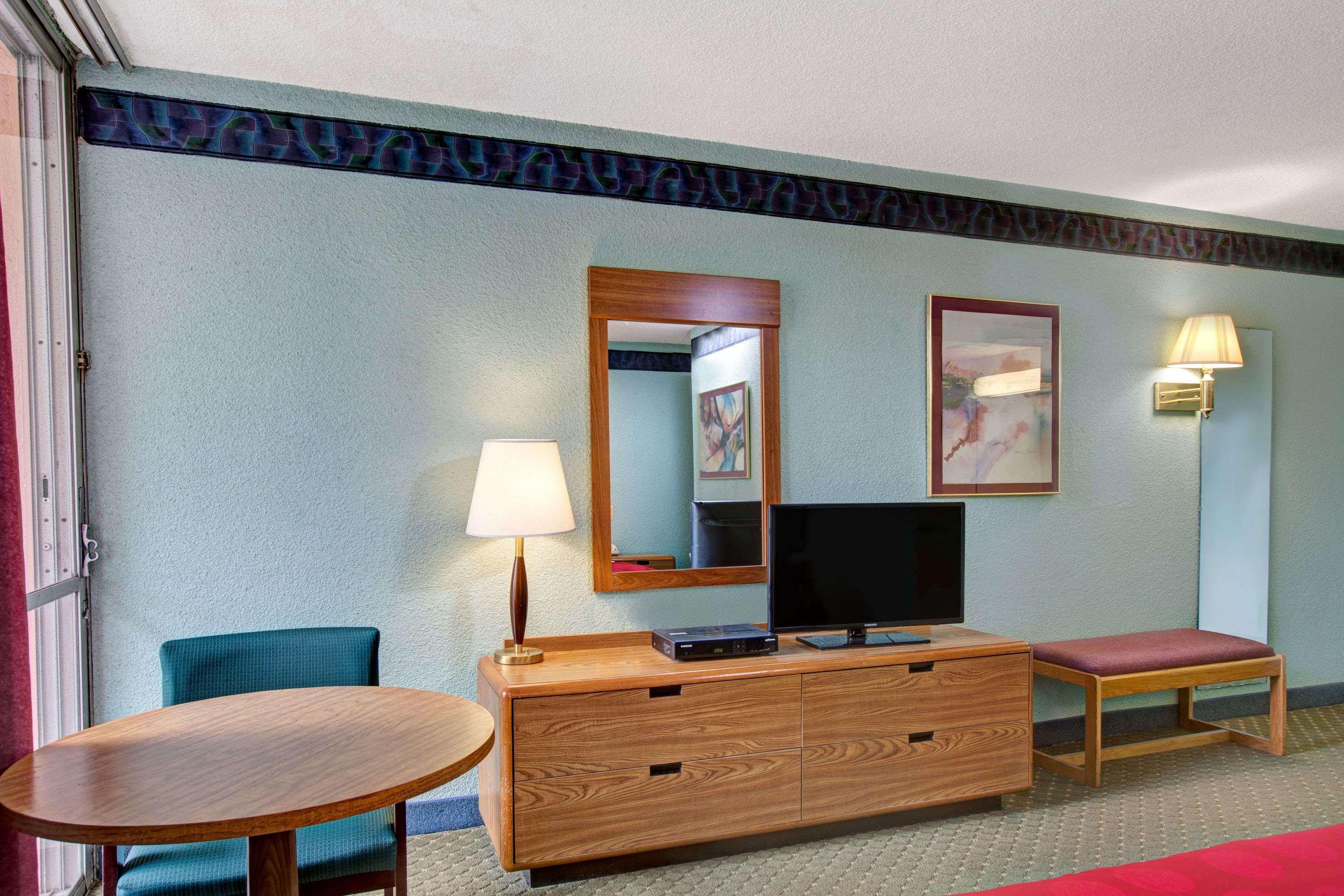 Hotel Ramada By Wyndham Parsippany Esterno foto